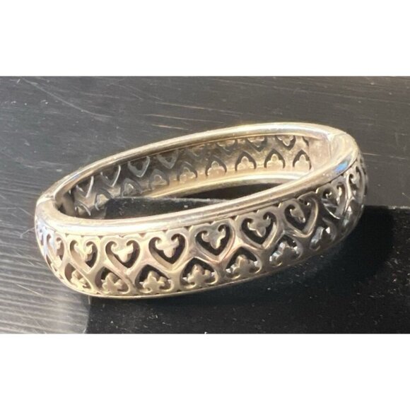 Vintage 1/2" Wide Brighton Open Hearts Hinged Bangle Bracelet Silver Plate - Picture 1 of 5